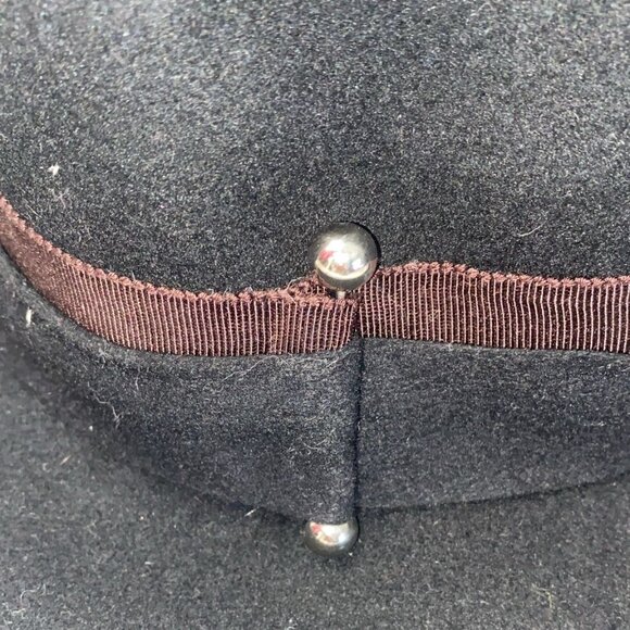 Wide-brimmed hat in black with a red ribbon around Giovanni's head. - Picture 2 of 6